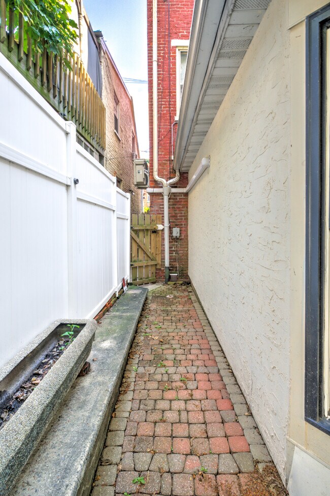 Building Photo - 121 E Chestnut St