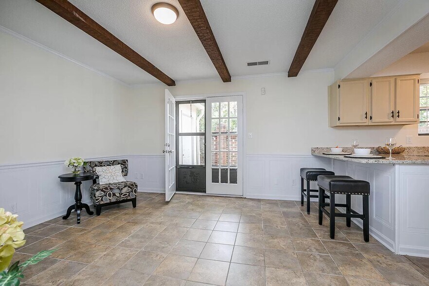 Building Photo - 2926 Arrowhead Dr