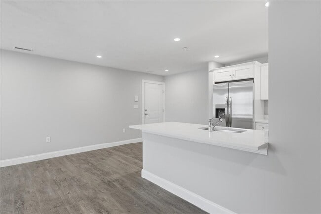 Building Photo - 204 Central St