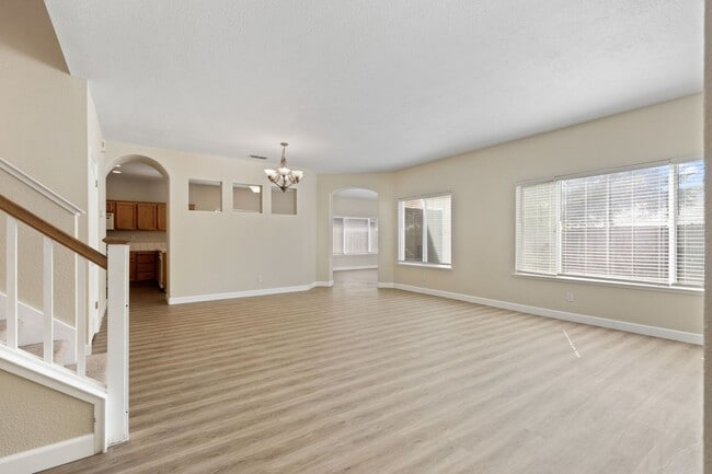 Building Photo - 4 Bedroom Home in the heart of Roseville! ...