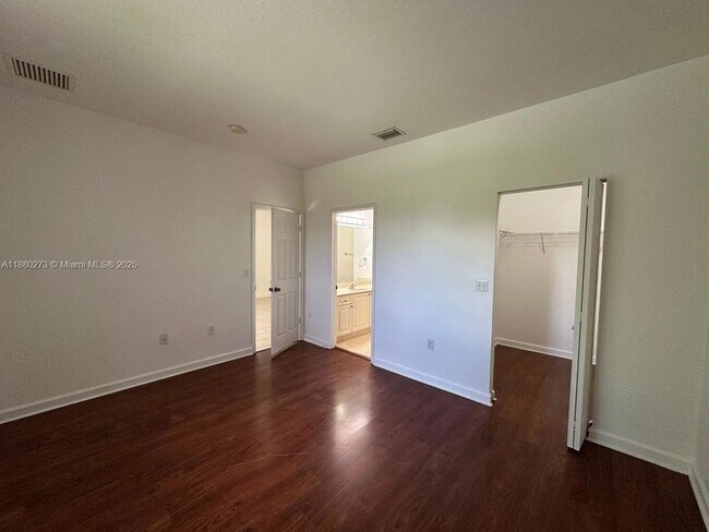 Building Photo - 2641 NE 4th St