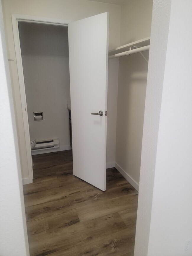 Building Photo - University Place Ground Floor Apartment Home, Newly refurbished "Somerset Place"  2 Bedroom, 1 1/...