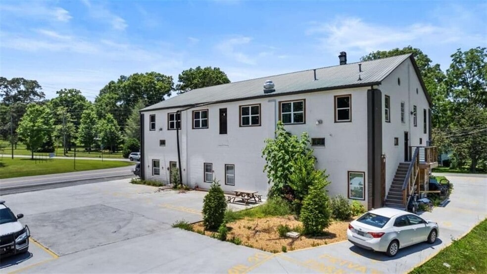 Building Photo - 610 Madola Rd