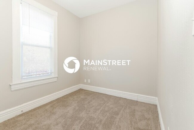 Building Photo - 4 Bedroom Pet-Friendly Home in Louisville, KY with Main Street Renewal