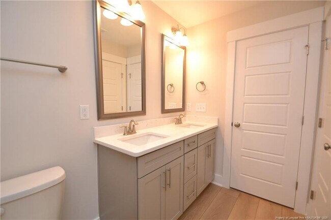 Building Photo - 2129 Seneca Dr
