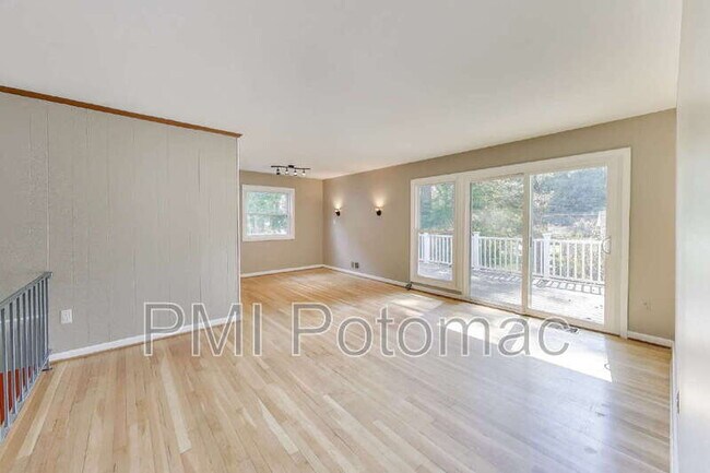 Building Photo - 5406 Parkvale Terrace
