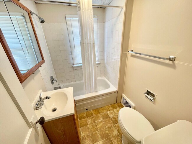 Building Photo - 136-136 Cleveland St