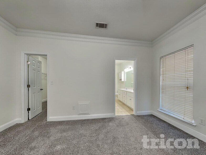 Building Photo - 4884 Somerset Dr