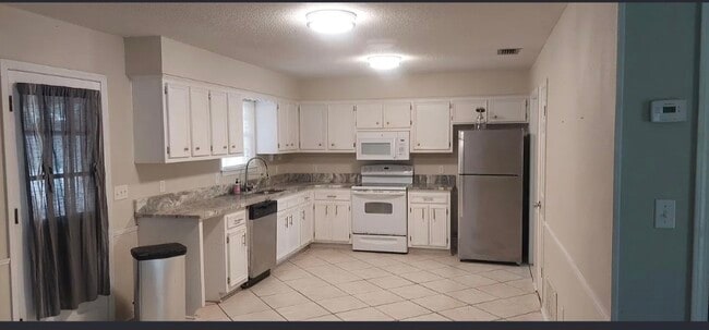 Building Photo - 115 Sandlewood Cir N