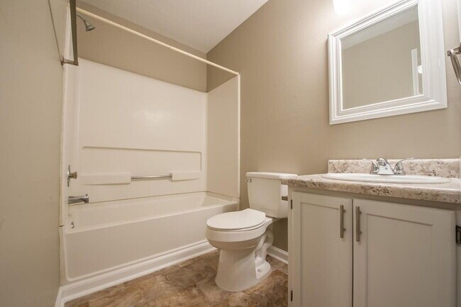 Building Photo - Gorgeous 4 BR 3 BA Town House Right By FSU and TCC!