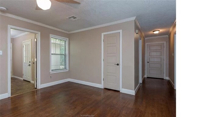 Building Photo - Comfy 4-Bed/3-Bath 3 blocks from A&M with all appliances, backyard, 5 min to grocery store