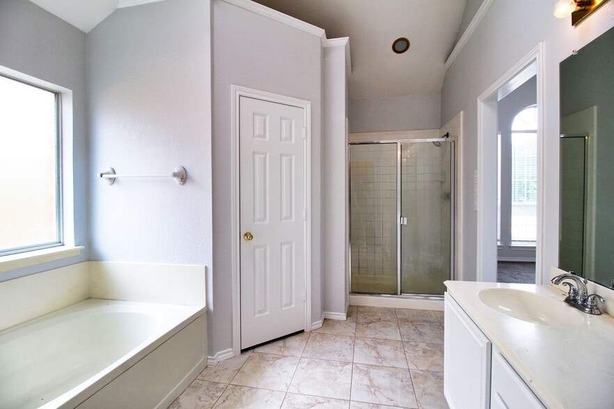 Building Photo - 8435 Creekside Cir