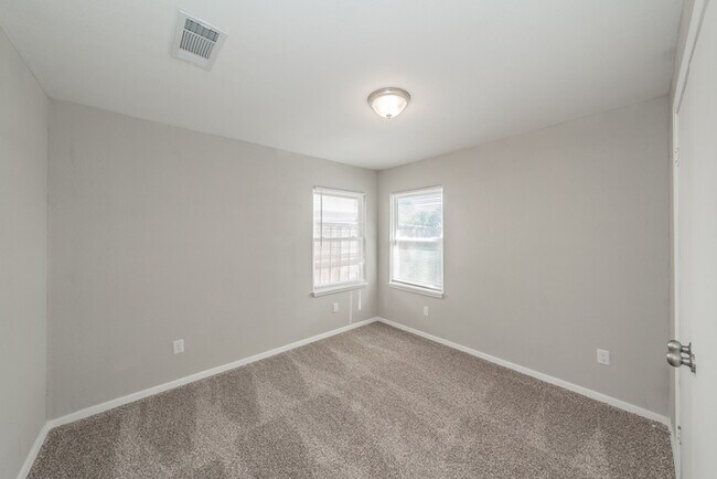 Building Photo - 2914 Scottsbluff Dr