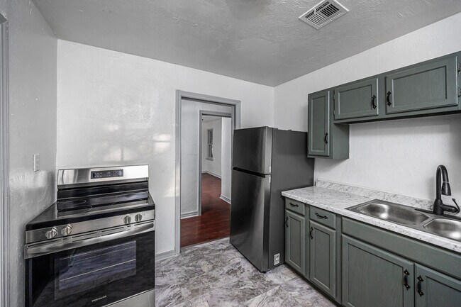 Building Photo - 1414 NW 23rd St