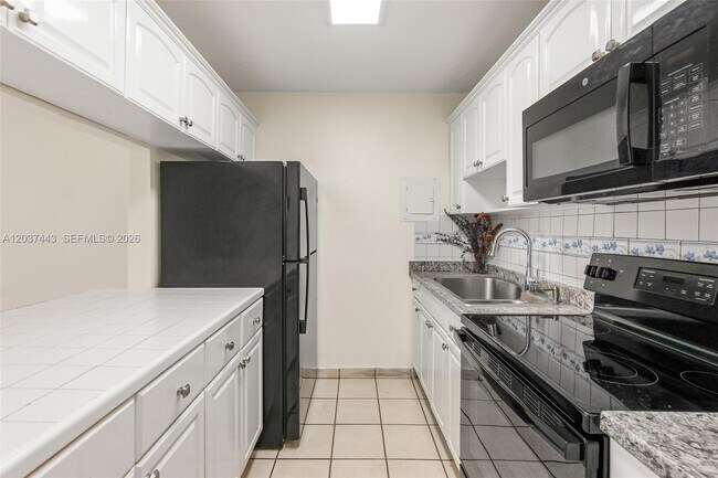 Building Photo - 677 SW 9th Ave