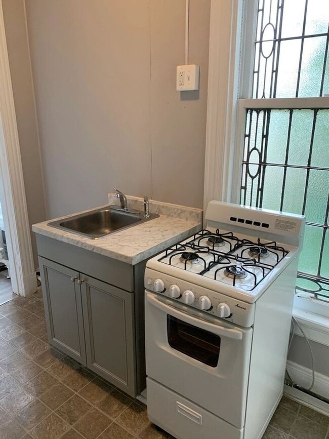 Building Photo - Stress-Free Stay: All-Inclusive Apartment Steps from Hospital