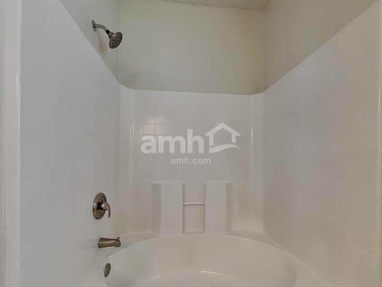 Building Photo - 523 Amsonia Cir