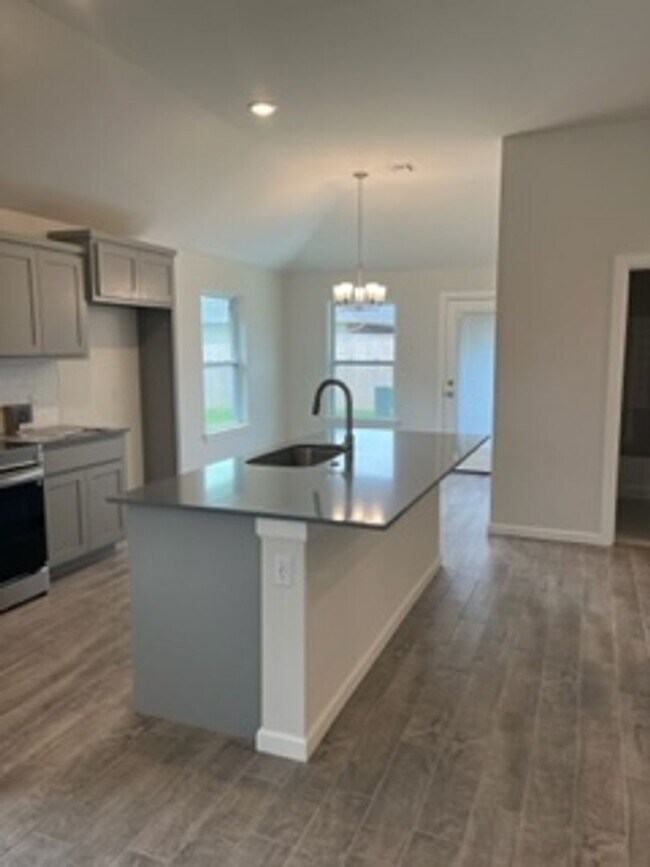 Building Photo - 1st Month Free!