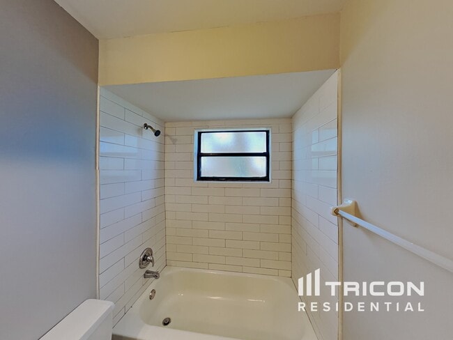 Building Photo - 641 Heraldo Ct