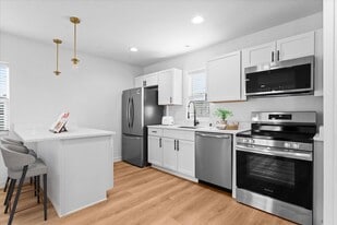 Building Photo - 1440 Lakepointe St