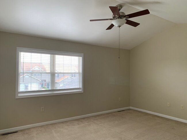 Building Photo - 2 BR Townhouse