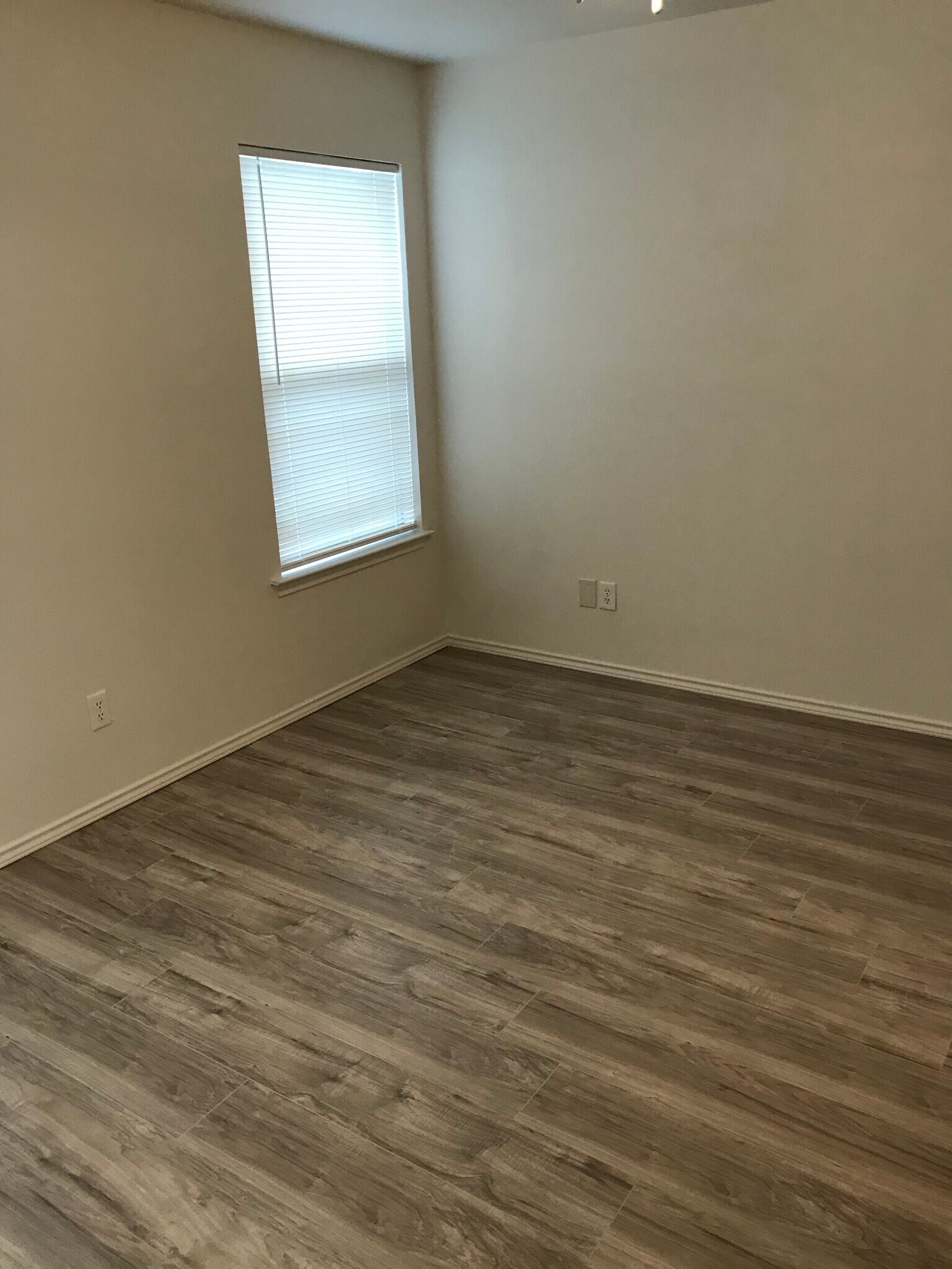 Bedroom # 1 - 5750 Golf Hts