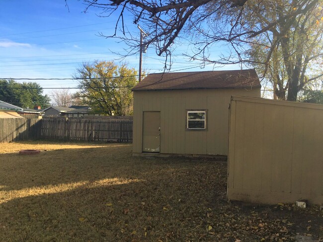 Building Photo - Cute Two Bedroom