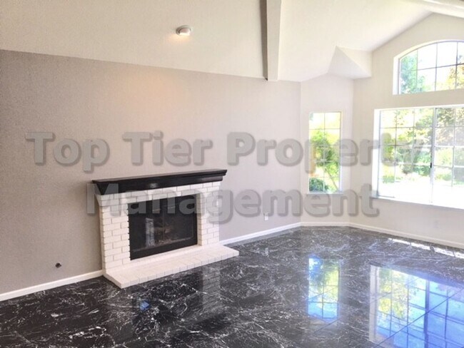 Building Photo - Beautiful 4 Bed / 2 Bath / 2,660 sqft Sing...