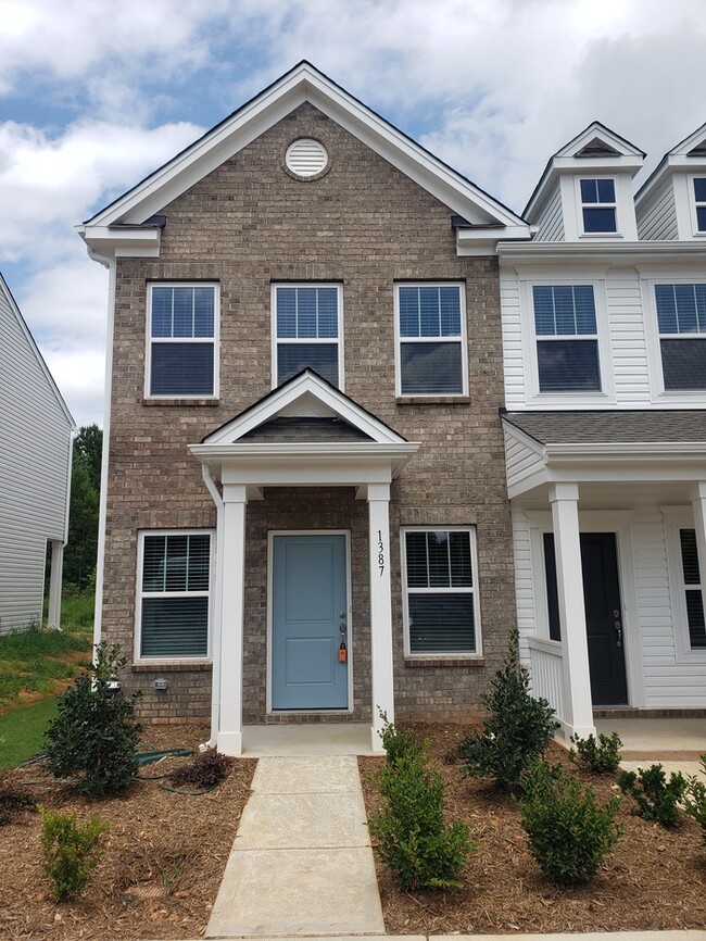 Building Photo - 2 Bedroom Townhome in Lowell (Minutes from...