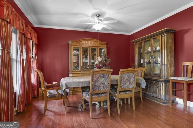 Building Photo - 423 Royal Cres Ln E