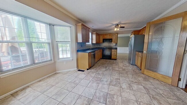 Building Photo - Spacious Single Family Home