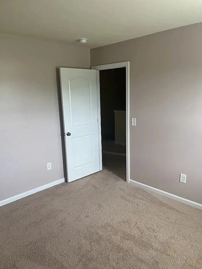 Building Photo - 4 Bedrooms 2.5 Bathrooms