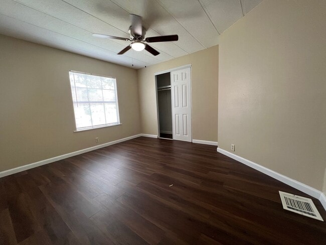 Building Photo - Spacious 3 bedrooms / 2 bath