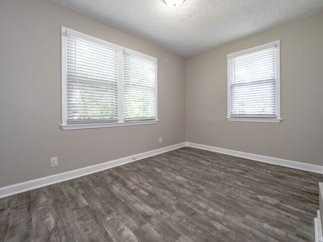 Building Photo - NEWLY RENOVATED 3 BEDROOM 1 BATH DUPLEX UNIT IN A EXQUISITE LOCATION!