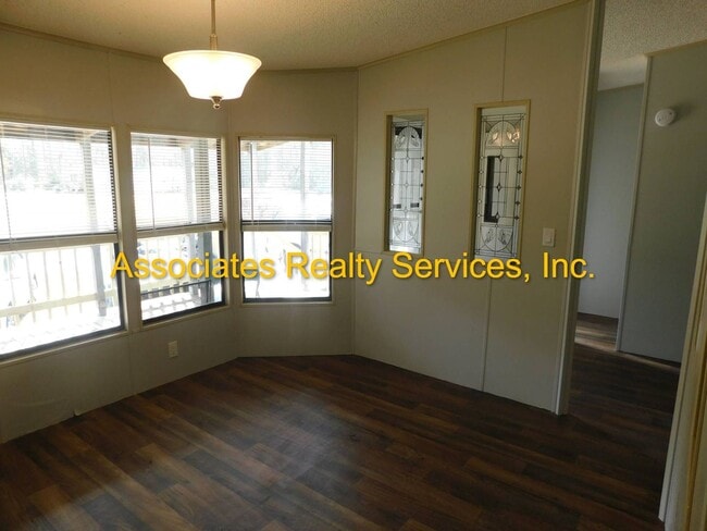 Building Photo - Secluded home in the country!