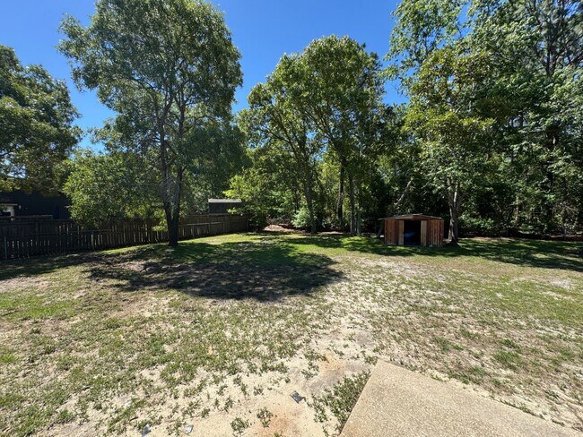 Building Photo - Cute 3 Bedroom Ranch with Large Yard