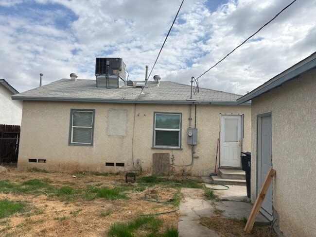 Building Photo - 2 Bedroom/1 Bath Home - $1395 Per Month!