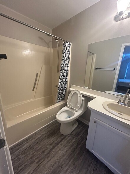 08_Master Bathroom - 4004 Village Creek Dr