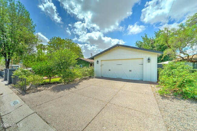 Building Photo - 4331 E Avalon Dr