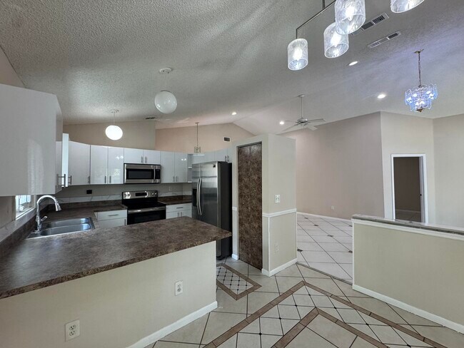 Building Photo - 1038 W Jasmine Ln