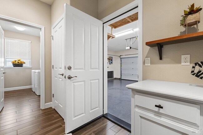 Building Photo - 343 Silver Ridge Dr