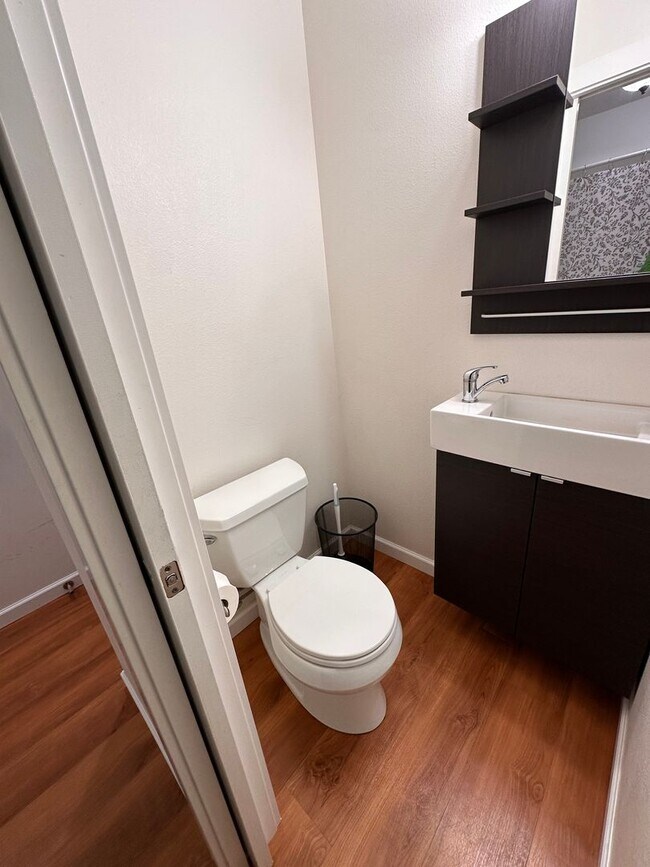 Building Photo - Large UW Apartment available for 2026-2027 school year!