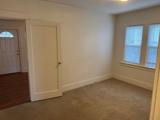 Building Photo - Charming 2 Bedroom 1 Bathroom Located in the Heart of the Beaumont-Wilshire Area!!