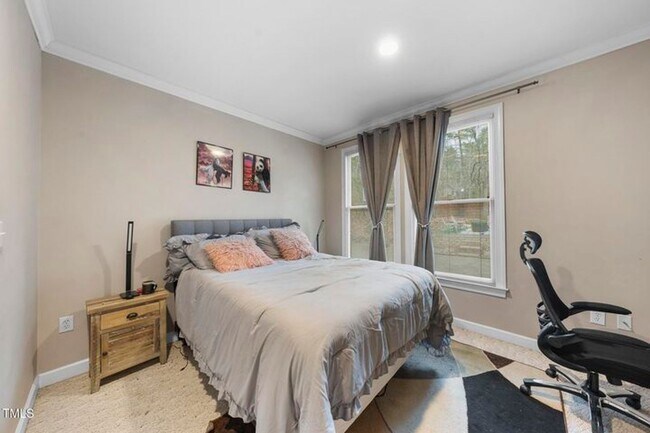 Building Photo - Spacious & Serene 5+ Bedroom Home in Sough...