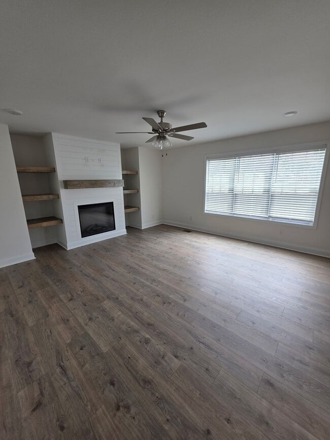 Building Photo - What a floor plan!!  Like new and ready for you!