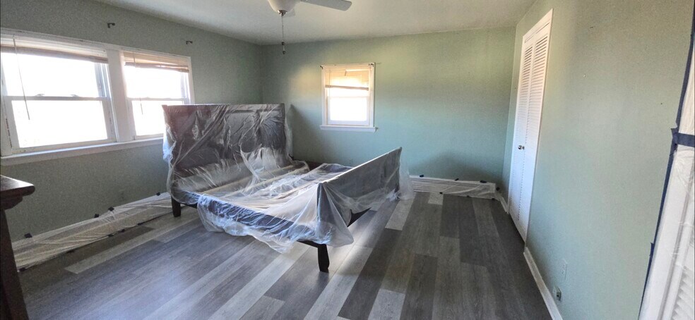 King size bedroom - 61 Centre St