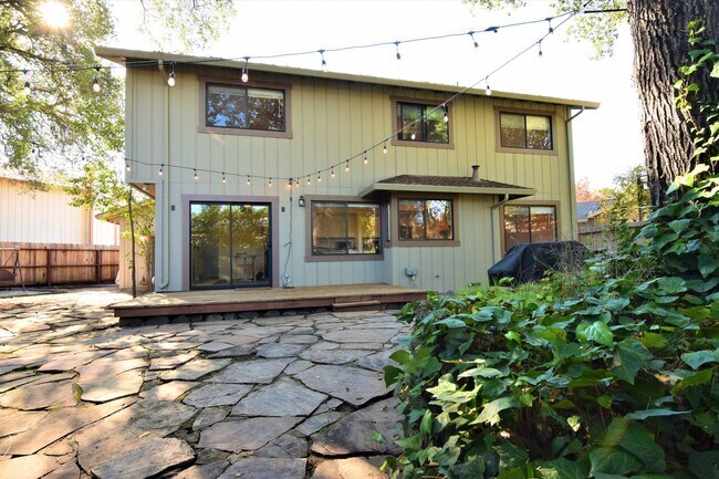 Building Photo - Beautiful 4bd/ 2.5 ba House