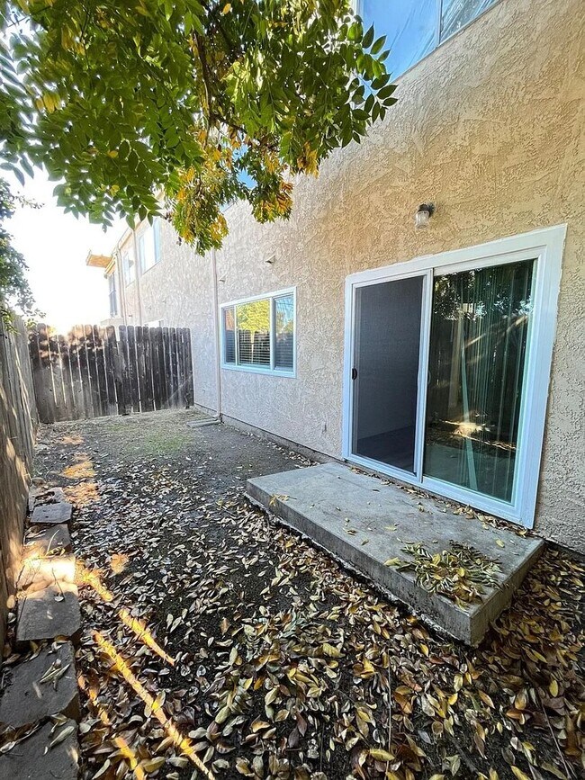 Building Photo - 2 Bed | 1.5 Bath Townhome – Private Backya...