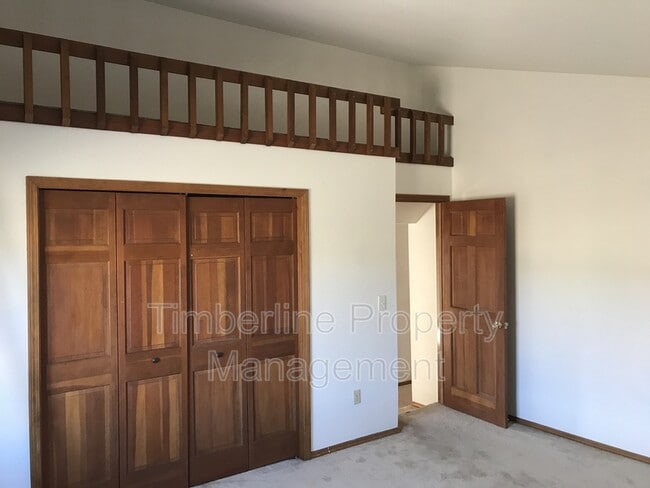 Building Photo - 936 Caribou Dr W