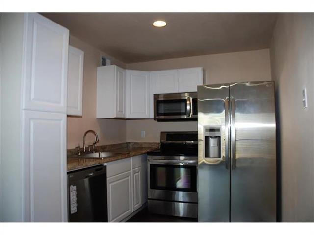 Building Photo - 18333 Roehampton Dr